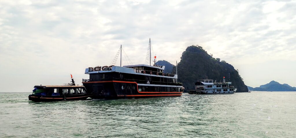 Cat Ba boating 